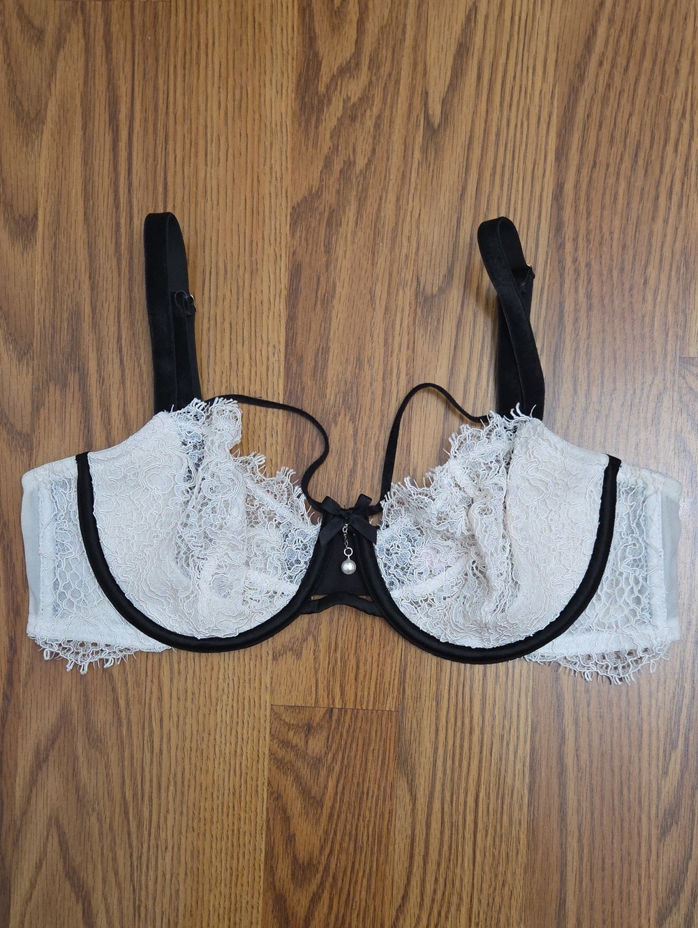 Victoria's Secret Dream Angels Unlined Lace Push-Up Bra with Pearl/ 36C